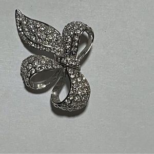 SELLING WOMEN BROOCH SIZE # REGULAR COLOR SILVER CONDITION # PRE-OWNED